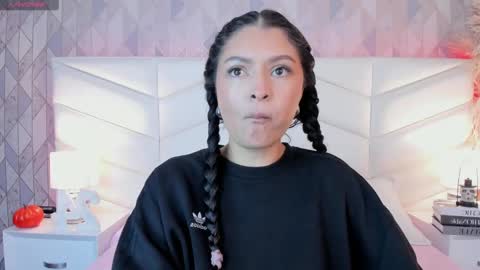 Snapshot of victoria___jonnes chatting on October 5, 12:25 pm victoria___jonnes online show from October 5, 12:25 pm