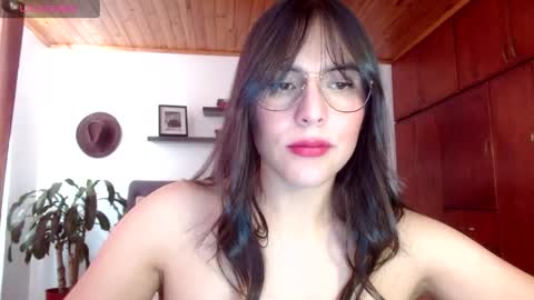 VICTORIA MARTELO online show from May 8, 5:29 pm