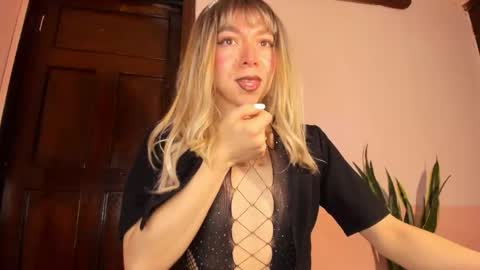 Snapshot of victoria_qq chatting on October 1, 3:12 am D A N I online show from October 1, 3:12 am