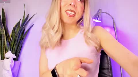 Snapshot of victoria_qq chatting on October 27, 4:22 pm D A N I online show from October 27, 4:22 pm