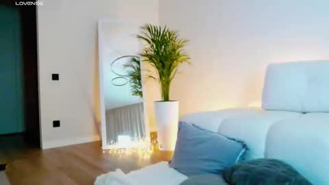 Miss V online show from December 17, 5:13 am