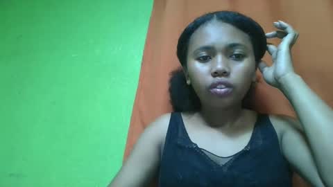 Snapshot of vierge28430 chatting on May 13, 6:00 am vierge28430 online show from May 13, 6:00 am