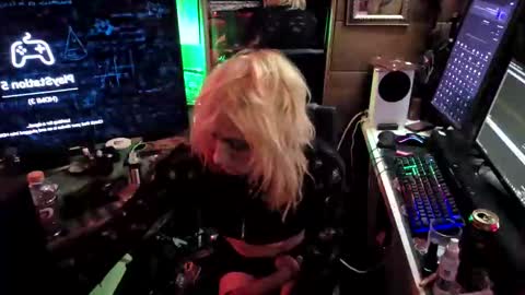Snapshot of vievixsyn chatting on April 28, 10:53 am Vie ViXiiiN online show from April 28, 10:53 am