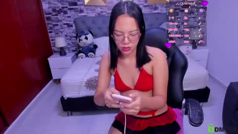 Snapshot of viiolet__moon chatting on April 27, 8:18 pm Violet online show from April 27, 8:18 pm