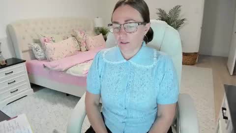 Snapshot of vika7333 chatting on June 24, 11:53 am Ukrainian-woman online show from June 24, 11:53 am