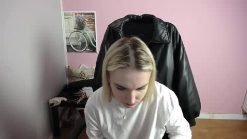 viktoria_lovely online show from April 9, 11:15 am