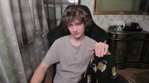 Snapshot of vince__dice chatting on December 17, 1:33 am Dimoooooon online show from December 17, 1:33 am