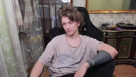 Snapshot of vince__dice chatting on February 18, 11:33 pm Dimoooooon online show from February 18, 11:33 pm