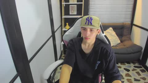 Snapshot of vincenthunter chatting on December 10, 11:51 pm Vincent online show from December 10, 11:51 pm