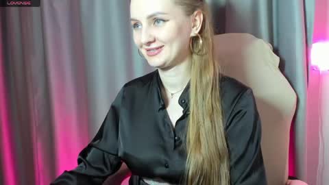 Snapshot of viola_1 chatting on May 6, 9:09 pm Funny girl online show from May 6, 9:09 pm