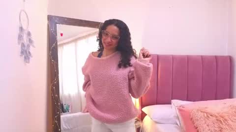 Snapshot of violet__15 chatting on May 2, 12:21 pm violet__15 online show from May 2, 12:21 pm