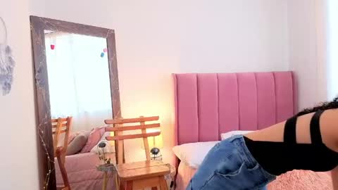Snapshot of violet__15 chatting on May 8, 12:21 pm violet__15 online show from May 8, 12:21 pm