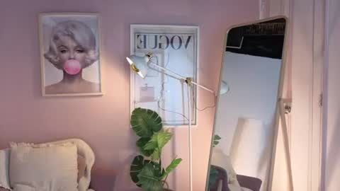 Snapshot of violet__15 chatting on June 20, 11:57 am violet__15 online show from June 20, 11:57 am