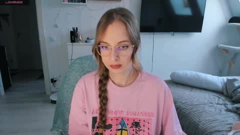 Snapshot of violet_blue_eyes chatting on February 16, 12:56 pm Violet online show from February 16, 12:56 pm