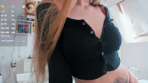 Snapshot of violet_blue_eyes chatting on April 21, 1:17 pm Violet online show from April 21, 1:17 pm