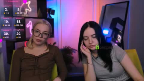 Snapshot of violet_moxi chatting on December 20, 12:40 am violet_moxi online show from December 20, 12:40 am