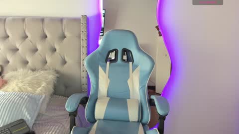 Snapshot of violet_rost chatting on December 14, 3:25 pm Violet online show from December 14, 3:25 pm