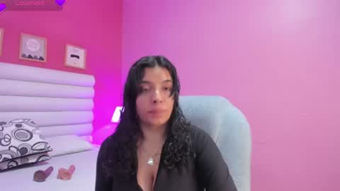 Snapshot of violet_sinclair chatting on June 16, 11:24 am violet_sinclair online show from June 16, 11:24 am