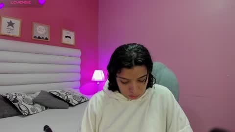 Snapshot of violet_sinclair chatting on June 20, 11:02 am violet_sinclair online show from June 20, 11:02 am