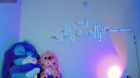 Snapshot of violeta_r_01 chatting on June 9, 5:30 am violeta_r_01 online show from June 9, 5:30 am
