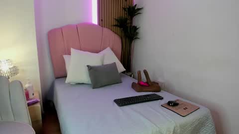Snapshot of violeta_sannz chatting on May 5, 11:29 am violeta_sannz online show from May 5, 11:29 am
