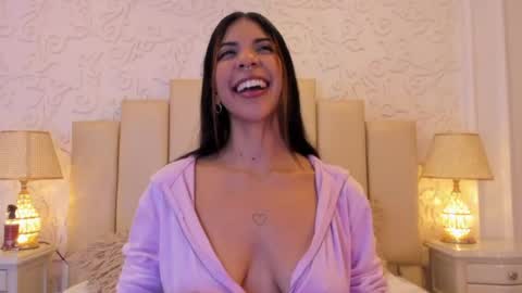 Snapshot of violetahills_ chatting on June 17, 3:57 pm Violeta online show from June 17, 3:57 pm