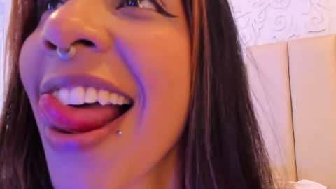 Snapshot of violetahills_ chatting on July 27, 2:13 pm Violeta online show from July 27, 2:13 pm