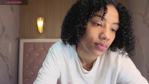 Snapshot of violeth_b chatting on December 16, 1:05 pm violeth_b online show from December 16, 1:05 pm