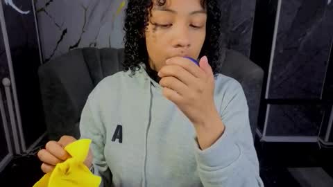 Snapshot of violeth_b chatting on December 21, 12:34 pm violeth_b online show from December 21, 12:34 pm