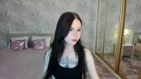 Snapshot of violetharmee chatting on May 9, 4:17 am violetharmee online show from May 9, 4:17 am