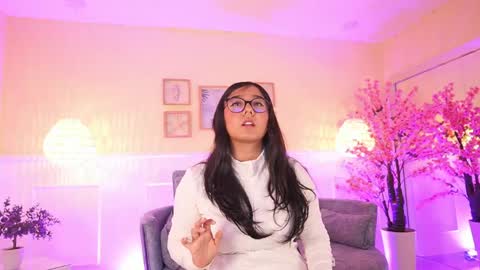 violetjonesx online show from May 1, 11:48 am