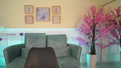 Snapshot of violetjonesx chatting on June 4, 11:38 am violetjonesx online show from June 4, 11:38 am