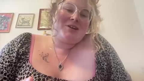 Snapshot of violetlyhappy chatting on May 1, 6:23 pm violetlyhappy online show from May 1, 6:23 pm