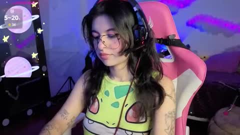 Snapshot of violetqs chatting on November 19, 7:47 pm online show from November 19, 7:47 pm