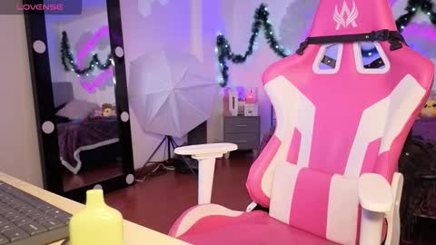 Snapshot of violetqs chatting on December 16, 6:57 pm online show from December 16, 6:57 pm