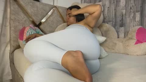 Snapshot of violetroussee chatting on November 11, 10:10 pm violetroussee online show from November 11, 10:10 pm