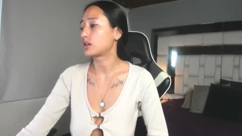 violetskinny online show from December 4, 7:44 pm