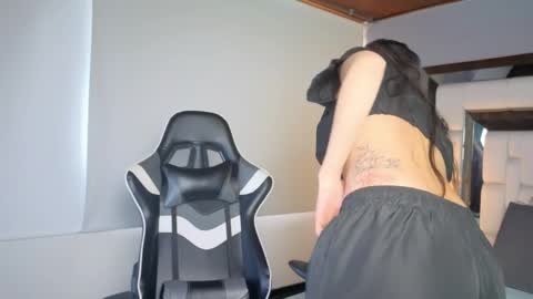Snapshot of violetskinny chatting on April 21, 8:34 pm violetskinny online show from April 21, 8:34 pm
