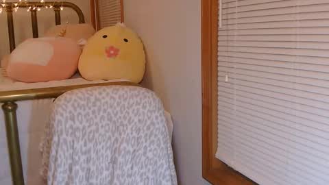 Snapshot of violetskyesx chatting on February 12, 12:27 am Violet Skye online show from February 12, 12:27 am