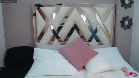 V I O L E T T E  online show from February 15, 4:47 pm