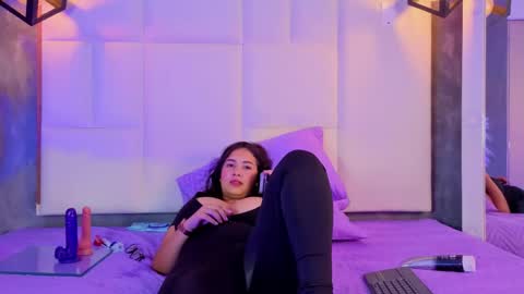 Snapshot of violetta_rose_ chatting on May 1, 11:09 pm violetta online show from May 1, 11:09 pm