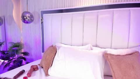 violettacolinss online show from March 14, 11:37 am