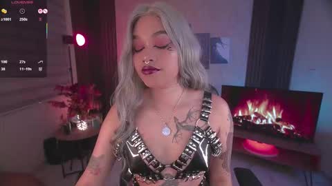 Snapshot of violette_clerk1 chatting on November 6, 8:43 pm JULIE UWU online show from November 6, 8:43 pm