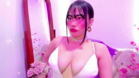 Snapshot of violette_laurent chatting on April 28, 8:25 pm violette_laurent online show from April 28, 8:25 pm