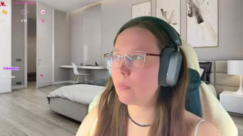 Snapshot of visecret chatting on May 9, 11:48 am Victoria Romans online show from May 9, 11:48 am