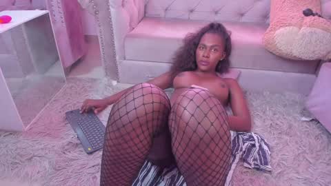 Snapshot of vivi_cooper chatting on December 3, 7:55 pm vivi cooper online show from December 3, 7:55 pm