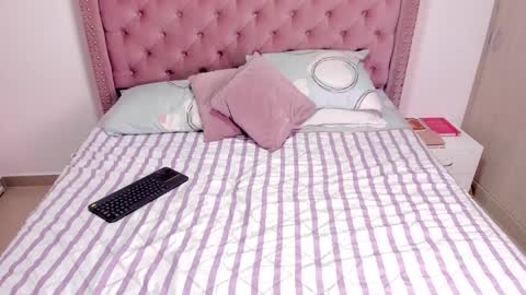 Snapshot of vivi_cooper chatting on February 14, 9:43 pm vivi cooper online show from February 14, 9:43 pm