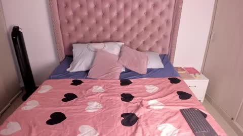 Snapshot of vivi_cooper chatting on March 1, 3:43 am vivi cooper online show from March 1, 3:43 am