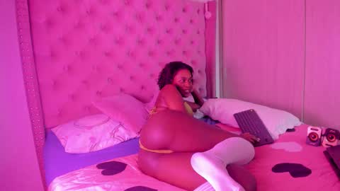 Snapshot of vivi_cooper chatting on September 16, 2:45 am vivi cooper online show from September 16, 2:45 am