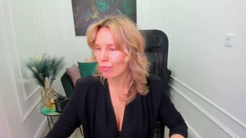 Snapshot of vivianlirei chatting on April 23, 4:46 am Sinti online show from April 23, 4:46 am